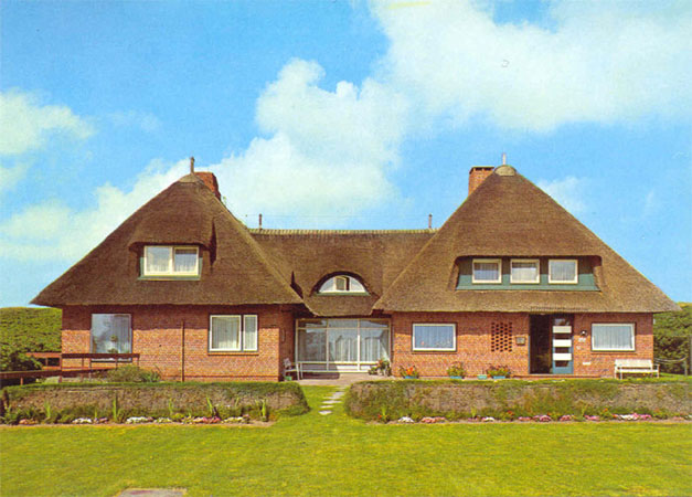Dünenhaus Sylt – Frontansicht mit Reetdach
